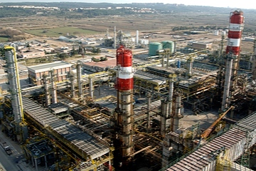 Am Großstandort Tarragona sind allein an die 50 Petrochemie-Anlagen um die beiden Cracker gruppiert (Foto: Repsol)