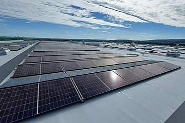 Auf dem Dach bereits angebracht: Mehr als 2.500 Photovoltaik-Module sollen künftig 30 Prozent des Energiebedarfs des Werks abdecken (Foto: Marquardt)