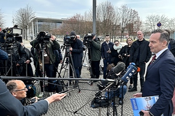 Großer Bahnhof für den Hafen: Verkehrsminister Volker Wissing hält die „Nationale Hafenstrategie“ fest in der Hand (Foto: BMDV)
