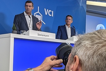 Im Fokus der Aufmerksamkeit: Dr. Markus Steilemann (links) und Dr. Wolfgang Große Entrup (Foto: KI)