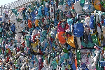 Die Recyclingmenge steigt, der Gesamtverbrauch sinkt (Foto: Pexels / like a lot)
