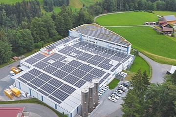 Seit 2022 erzeugt eine Photovoltaik-Anlage des lokalen Stromerzeugers EWJR einen Großteil des benötigten Stroms bei Sukano (Foto: EWJR)