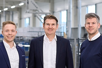 Vertriebsleiter Marcel Fellhölter, zusammen mit den beiden  Geschäftsführern Thorsten und Manuel Peine (v.li., Foto: Peine)
