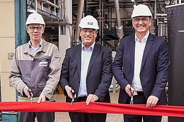Zufrieden: Anlageneröffnung mit Robert Weber, Standortleiter Worms, COO Hans-Peter Hauck und Siamak Djafarian, Leiter des Geschäftsbereichs Molding Compounds (v.l.; Foto: Röhm)