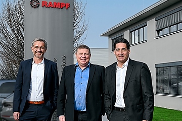Der Alte und die Neuen: Matthias Rampf (re.) übergab die Geschäftsführung von Rampf Eco Solutions  an Peter 
Barwitzki (Mitte) und Dr. Christian Weber (Foto: Rampf)