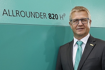 Maschinenname als Programm: Vertriebschef Gerhard Böhm geht in Ruhestand (Foto: Arburg)