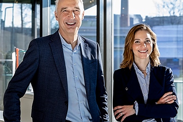 Blicken entspannt auf das laufende Geschäftsjahr: CEO Andreas Reisse und CFO Dr. Almuth Steinkühler (Foto: Schott Pharma/Oana Szekely)