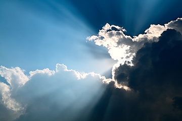 Mehr Licht: Sonnenstrahlen vertreiben die düsteren Wolken - oder zumindest einen Teil von ihnen (Foto: Panthermedia/Salawin)