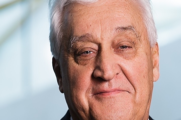 Von 2,5 auf 11,4 Milliarden Euro Umsatz in 13 Jahren: Da darf sich Laurent Burelle schon ein Lächeln leisten (Foto: Plastic Omnium)