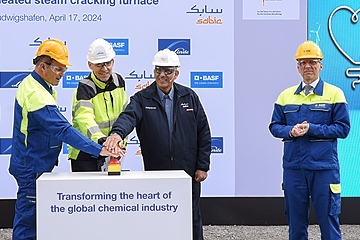 Drei, zwei, eins, Start: BASF-Chef Dr. Martin Brudermüller, Sabic-CEO Abdulrahman Al-Fageeh und Jürgen Nowicki (von links) als Vorstandsvorsitzender von Linde Engineering drücken den Knopf. Rechts: Vorstand Dr. Stephan Kothrade (Foto: BASF)