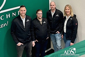Die neue Geschäftsleitung: Pauline Woltering mit Marcel Telmer (li.), Dennis Zelic (Mitte) und Kevin Bertling (Foto: ADS Kunststofftechnik)