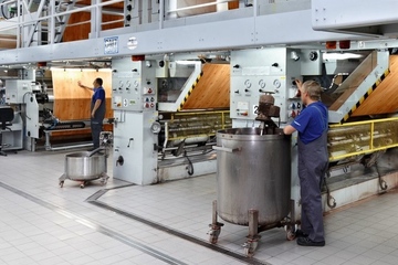 Schöner Schein: Blick auf die Dekordruckanlage (Foto: Surteco)