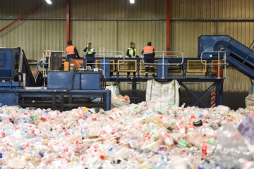 Pressen der PET-Ballen bei Re-Purpose (Foto: Alpla / Re-Purpose)