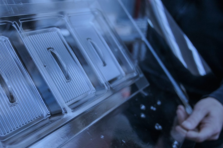 Spezialität von Arcoplastica: Tiefgezogene PET-Schalen für die Lebensmittelverpackung, wenn nötig auch im Großformat (Foto: KI)