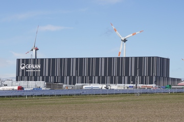 Hoch, groß, schwarz: das neue Hochregallager in Tanna (Foto: Gealan)