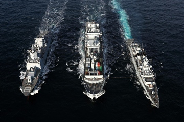 So geht Welthandel auch: Ein Transportschiff, geschützt von zwei Marinezerstörern (Foto: Pexels, German Navy Photograph)