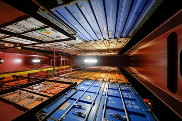 Mit Luft nach oben: Blick unter Deck des Containerschiffs „Al Zubara“ (Foto: Hapag-Lloyd, Rätzke)