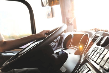 Die Hand am Steuer – doch wie lange noch? Brummifahrer werden händeringend gesucht (Foto: Pexels, Le Minh)