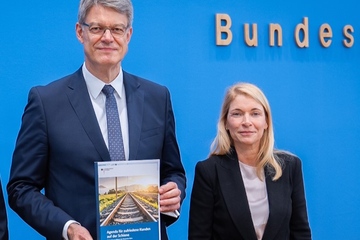 Diese beiden lächeln schon einmal zufrieden: die neue Bahnchefin Evelyn Palla und Bundesverkehrsminister Patrick Schnieder (Foto: BMV)