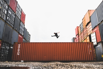 Die Zeit der großen Sprünge ist vorbei: Die Frachtraten für das Verschiffen von Containern sinken (Foto: Pexels, Hikaique)