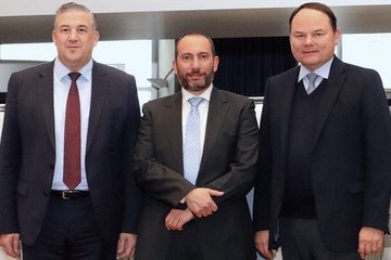 Gemeinsame Sache: Veit Enders, Mitglied der Geschäftsführung bei Schütz, Shaker al-Taher, Chairman von NPF, und Schütz-CEO Roland Strassburger (v.li., Foto: Schütz)
