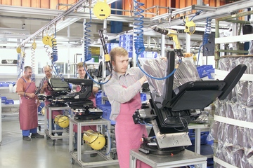 Sitzproduktion im Werk Haselmühl (Foto: Grammer)
