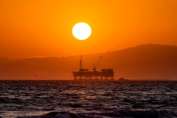 Wer fördert, hält die Preise flach: Ölbohrinsel in einem Meer aus Gegenlicht  (Foto: Pexels, Ira Bowman)