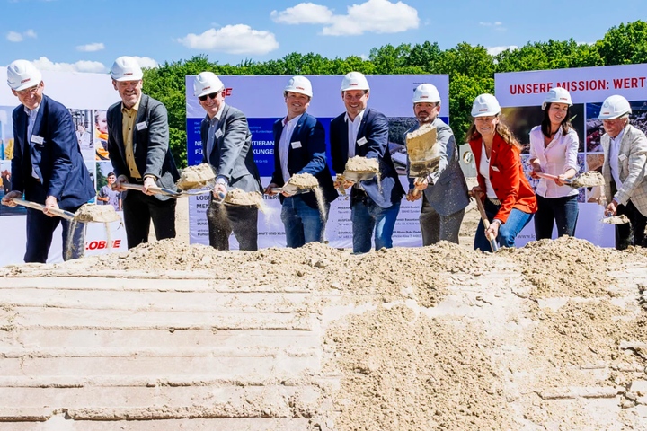 Spatenstich im südwestfälischen Menden: Als Vertreter der Gesellschafterfamilie nahmen Max Edelhoff (4.v.l.), Gustav-Henrik Edelhoff (5.v.l.) und Kim Höhne (7.v.l.) teil (Foto: Lobbe)