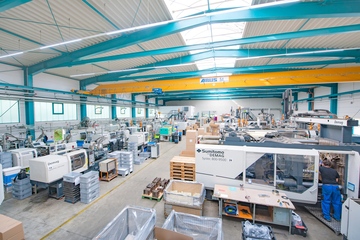 Insgesamt 140 Spritzgießmaschinen laufen bei Hugo Stiehl – unter anderem im Werk 2 in Crottendorf (Foto: Hugo Stiehl Kunststoffverarbeitung)