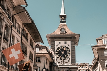 Standort Schweiz: Die Kunststoffbranche spürt Gegenwind – nur die Zytglogge in Bern tickt unaufhaltsam weiter (Foto: Pexels / Louis)