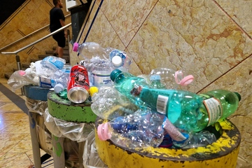 Mülltrennung alla Neapolitana: Ob die geplante Plastiksteuer Ordnung ins Chaos bringen wird? (Foto: KI)