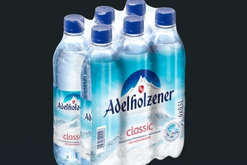 Im Sechser-Pack: Der bayerische Mineralwasserabfüller stärkt den Einwegbereich (Foto: Adelholzener)
