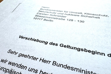 Minister Schneider, Sie haben Post! (Foto: KI)