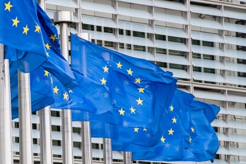 Mit wehenden Fahnen: Die EU-Kommission will die europäische Chemiebranche retten (Foto: EU)