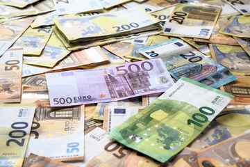 Geldsegen: Die EU will zur Deckung ihres Haushaltes die Kunststoffsteuer erhöhen (Foto: Pexels, Fotoblend Wilfried Wende)