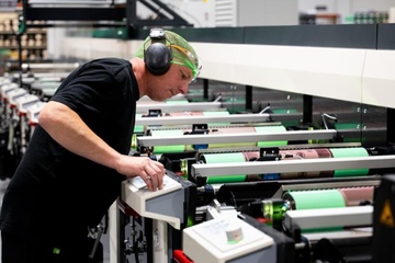 Flexodruckmaschine im britischen Werk Spalding: Mit der Investition werden die Kapazitäten für trägerlose Etiketten erweitert (Foto: Coveris)