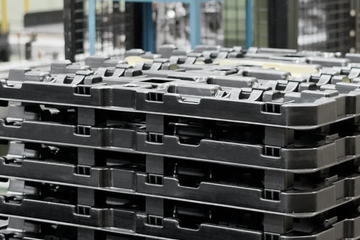 Auf Palette: Gestapelte Transporttrays für die Automobilindustrie (Foto: Plasticos Flome)