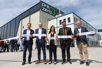 Zufriedene Blicke in die Kamera: PreZero eröffnet LVP-Sortieranlage in Sollenau / Österreich (Foto: PreZero)