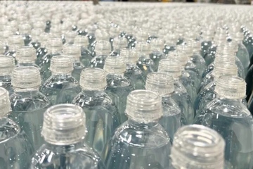 Produktion in Serie: Transparente PET-Kappen für die Getränkeindustrie (Foto: Origin)