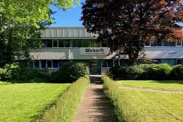 Das Werk in Wissen: Auf einer Produktionsfläche von 18.000 Quadratmetern befinden sich hier 33 Blasformmaschinen, 24 Spritzgießmaschinen sowie eine Spritzblasmaschine (Foto: Weberit)