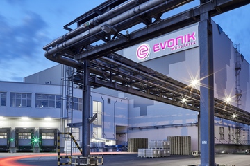 Mit violettblauem Auge statt rosaroter Zukunft: Evonik hat ein schwieriges zweites Quartal hinter sich (Foto: Evonik)