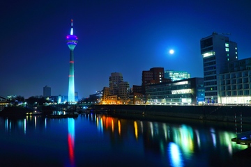 Düsseldorf bei Nacht: Kunststoffland NRW lädt am Vorabend der K zum High-Level-Empfang (Foto: Pexels, Nicooografie)