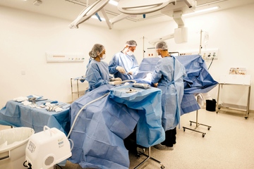 Sowohl um den Patienten herum, als auch an und in ihm: In der heutigen Medizin sind Kunststoffe allgegenwärtig (Foto: Pexels, Jonathan Borba)