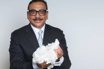 Für zwei Handvoll Fasern: CEO Rohit Aggarwal (Foto: Lenzing, Franz Neumayr)