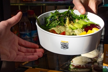 Ein- und Auschecken per App: Mehrwegsystem „Relevo“  (Foto: Duni)