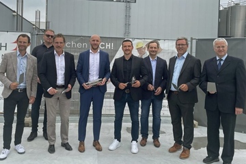 Grundsteinlegung im „Ländle“: Mit Vertretern der Baufirma, des Unternehmens sowie der Kommunalpolitik (Foto: Polifilm / Rainer Schulz)
