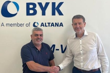 Shake hands: Carlos Roberto Duarte Coelho (li.), neuer Geschäftsführer von BYK do Brazil, mit dem BYK-Marketingchef Dr. Stefan Mößmer (Foto: BYK)