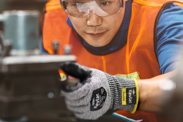 Schnittschutzhandschuhe sind eines der Einsatzgebiete für Kevlar-Faser und -Gewebe (Foto: DuPont)
