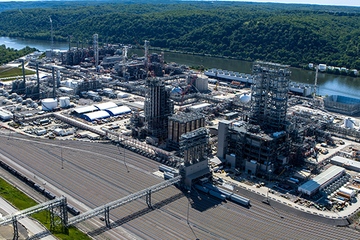 Hat 6 Mrd US-Dollar gekostet, spielt unter den aktuellen wirtschaftlichen Voraussetzungen nun aber nicht genug Geld ein: der Monaca-Cracker und seine PE-Linien (Foto: Shell)