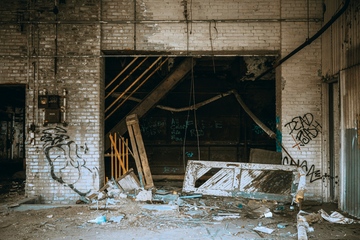 Nach der Pleite kommt der Verfall: Die Zahl der Insolvenzen in der Kunststoffindustrie steigt (Foto: Pexels, Mike Norris)